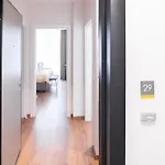 New Modern & Cozy With Free Private Parking And Ev Charging Station Appartamento