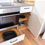 New Modern & Cozy With Free Private Parking And Ev Charging Station Apartment *