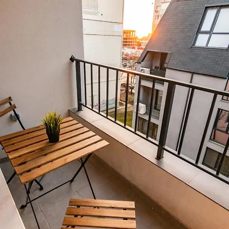 Апартаменты New Modern & Cozy With Free Private Parking And Ev Charging Station